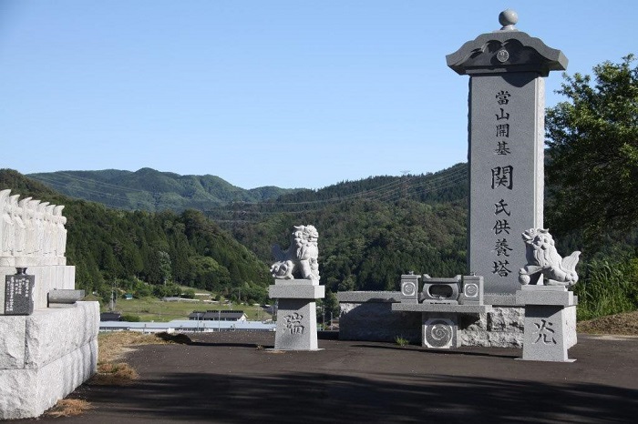 瑞光院の参道横にある関氏の供養塔